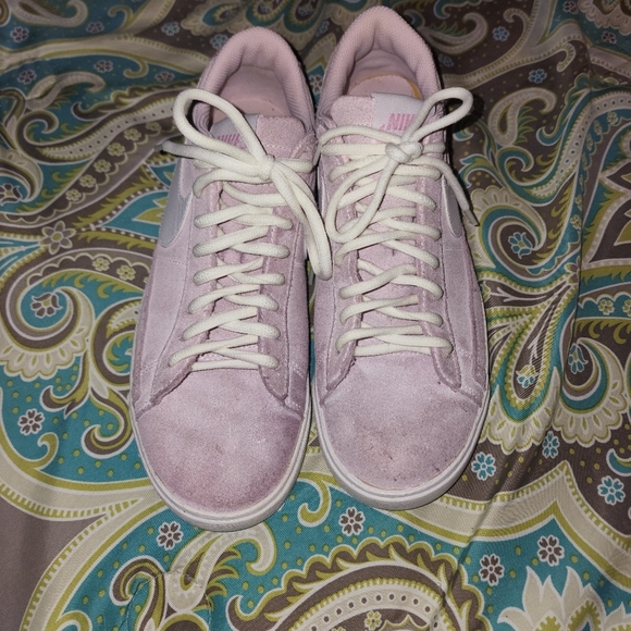 Nike Low Tops - Picture 2 of 5